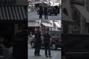 Bayrou odovzdal Macronovi rezignáciu v Elyzejskom paláci.