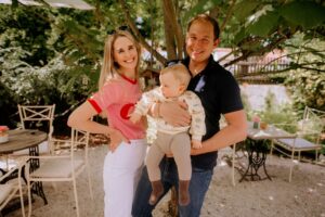 Prišla na víno a už na Morave zostala. S manželom vybudovali ľednickú oázu.