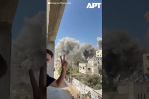 Sledovať: Výšková budova sa zrútila v Gaze po izraelskom nálete.
Zrútenie výškov...