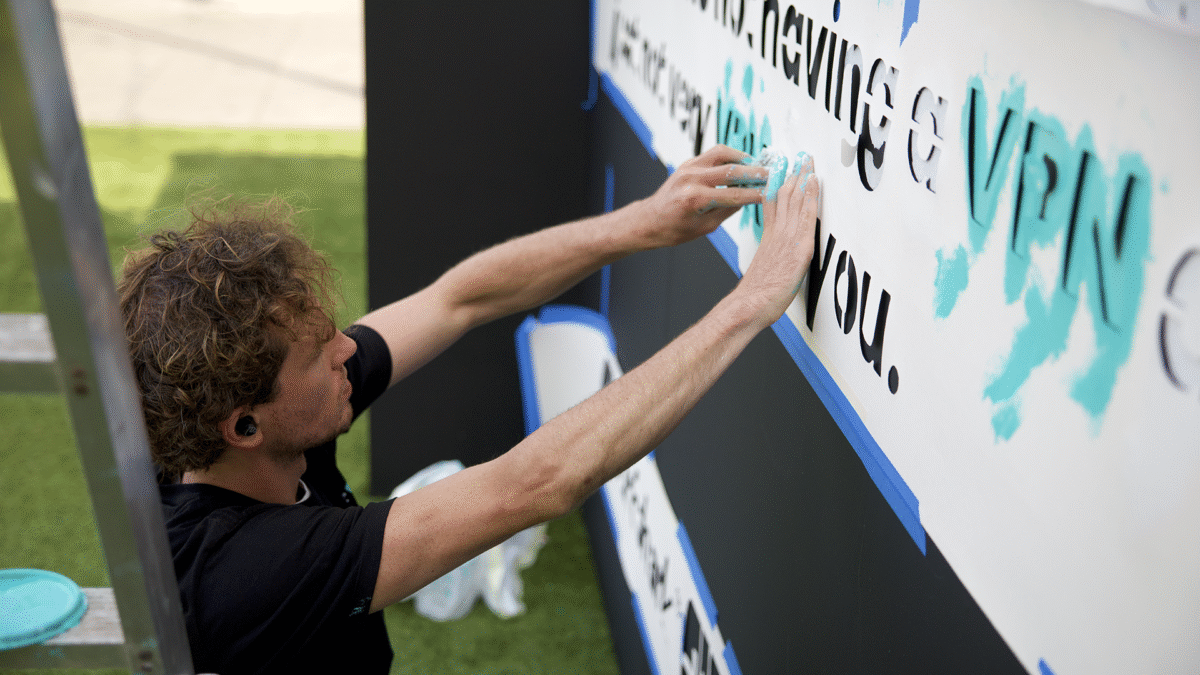 Surfshark posiela streetartového umelca zo Shoreditchu, aby vysvetlil jednoduchosť VPN