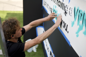 Surfshark posiela streetartového umelca zo Shoreditchu, aby vysvetlil jednoducho...