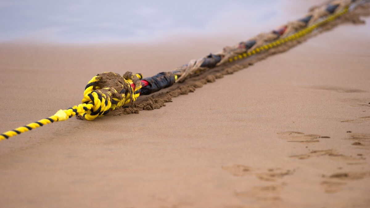 Microsoft oznámil prostredníctvom webovej stránky so stavom, že Blízky východ „môže zaznamenať zvýšenú latenciu z dôvodu pretrhnutia podmorských optických káblov v Červenom mori“.