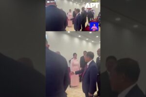 Stretnutie vodcov Mjanmarska a Severnej Kórey na oslavách v Číne.