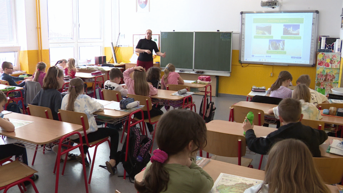 ucitelka-ziaci-trieda-skola-ucitelia-1019x573.png Rezort školstva vydal novú komunikačnú príručku pre učiteľov.