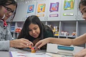 Pokrok dievčat v STEM predmetoch sa od pandémie obrátil.