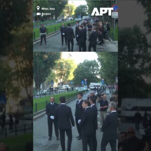 Posledná cesta: Pohrebný voz s Giorgiom Armanim dorazil do Armaniho divadla v Mi...