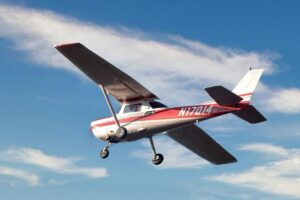 V Prahe sa zrútilo malé lietadlo, nehodu nikto neprežil.