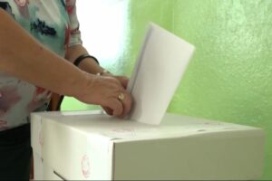 V desiatkach samospráv si občania vyberajú nových starostov.