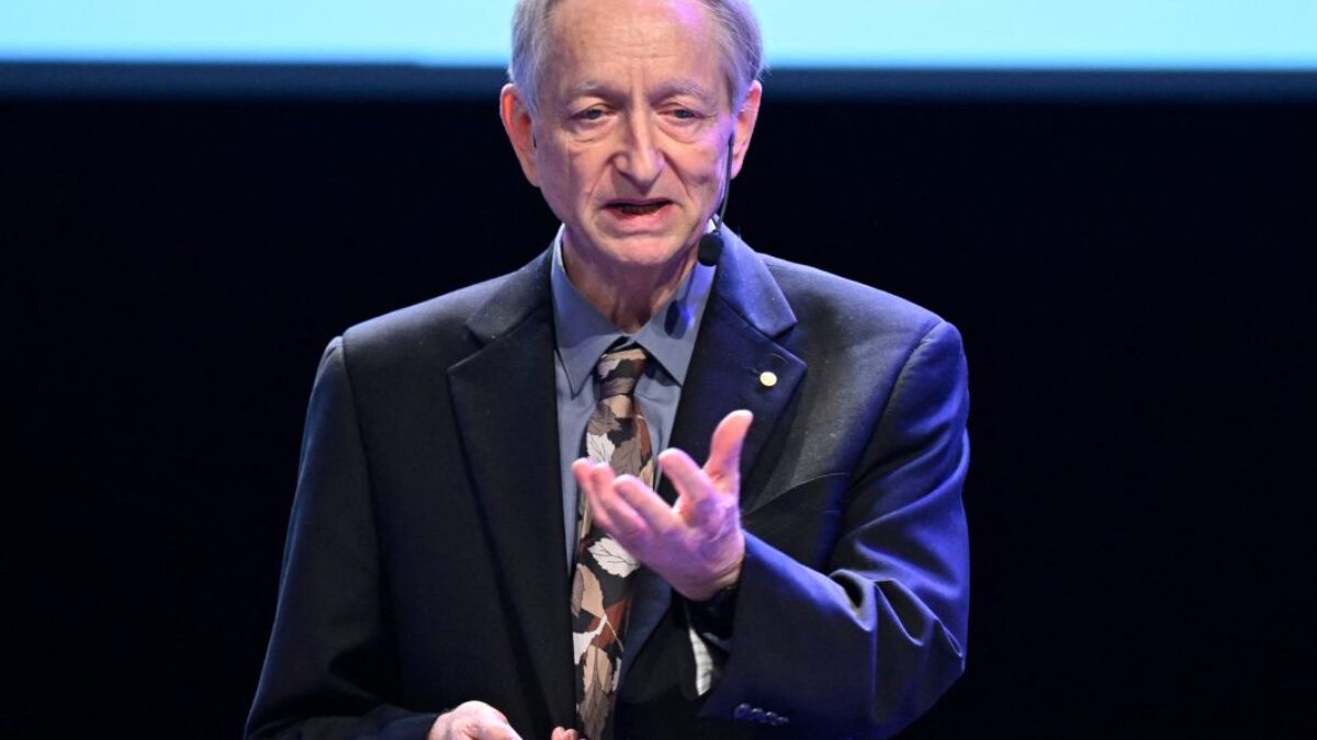 GettyImages-2188261416-e1757181693659.jpg Geoffrey Hinton tvrdí, že AI spôsobí masívnu nezamestnanosť a raketový nárast ziskov.