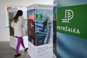 V bratislavskej Petržalke si obyvatelia volia nového starostu.