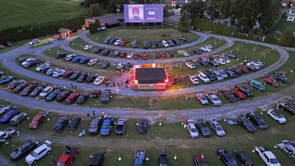 Tento pár použil úspory a pôžičku 1 milión dolárov na kúpu najstaršieho fungujúceho autokina na svete.