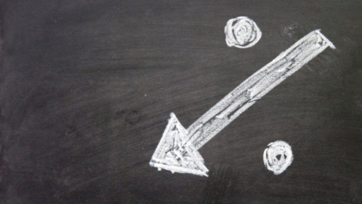 Dolár slabne a výnosy klesajú, zlato dosahuje nové maximá, akcie váhajú.