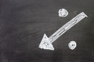 Dolár slabne a výnosy klesajú, zlato dosahuje nové maximá, akcie váhajú.