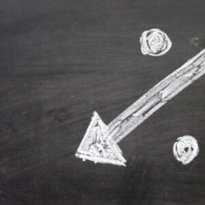 Dolár slabne a výnosy klesajú, zlato dosahuje nové maximá, akcie váhajú.