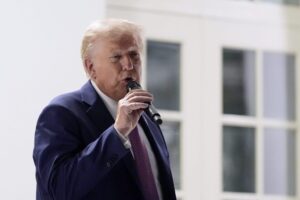 Trump zvažuje vojenské údery vo Venezuele.