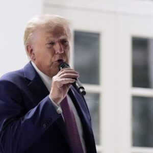 Trump zvažuje vojenské údery vo Venezuele.