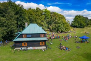 Mesto Trenčianske Teplice: \ud83c\udfb6\ud83e\ude95\ud83c\udfa4TAM U NEBESK\u00ddCH BRAN v podan\u00ed Allana Miku\u0161eka a Henricha Nov\u00e1ka na vrchu Baske (955 mnm) Podujatie Hor sa na Baske na bicykli 2022 \ud83d\udc4f