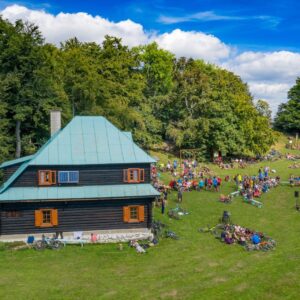 Mesto Trenčianske Teplice: \ud83c\udfb6\ud83e\ude95\ud83c\udfa4TAM U NEBESK\u00ddCH BRAN v podan\u00ed Allana Miku\u0161eka a Henricha Nov\u00e1ka na vrchu Baske (955 mnm) Podujatie Hor sa na Baske na bicykli 2022 \ud83d\udc4f