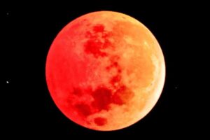 Nezmeškajte úplné zatmenie Mesiaca. Bude vyzerať ako tehlovo červený spln, Nezmeškajte úplné zatmenie Mesiaca. Bude vyzerať ako tehlovo červený spln, Slová...