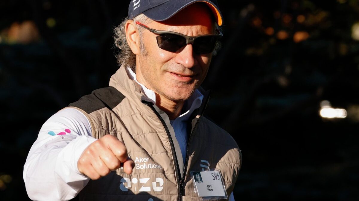 GettyImages-2224509699.jpg Generálny riaditeľ spoločnosti Palantir, Alex Karp, tvrdí, že americkí robotníci neprídu o prácu kvôli umelej inteligencii – „nie je to pravda“.