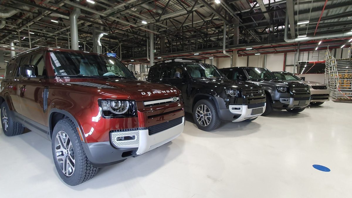 Jaguar Land Rover v Nitre hlási problém: Pozastavili výrobu áut ako