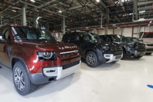 Jaguar Land Rover v Nitre hlási problém: Pozastavili výrobu áut ako