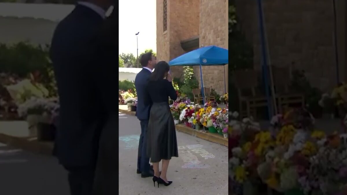 Viceprezidentka a SLOTUS položili kvety v katolíckom kostole Zvestovania v Minneapolise.