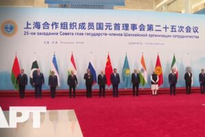 Rodinná fotografia z čínskeho Tchien-ťinu: Lídri SCO prezentujú jednotný front.