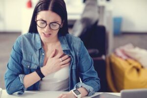 Bolesti na hrudi nemusia znamenať infarkt, môžu byť následkom psychickej záťaže.