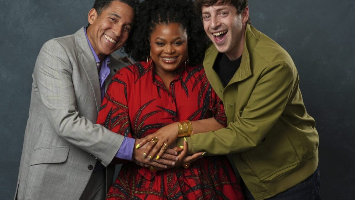 Z papiera k (novinovému) papieru: Pokračovanie seriálu „The Office“ (Kancl) streamované na Peacocku sa presúva z jedného odsúdeného odvetvia do druhého.