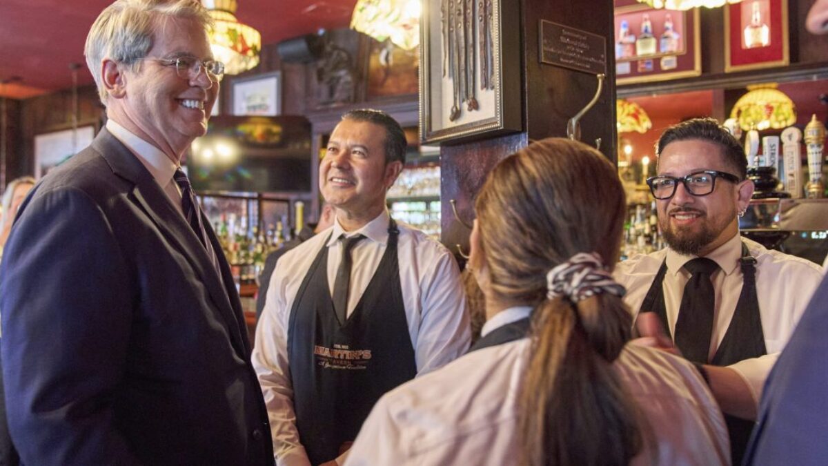 Podcastéri a influenceri sa ocitli na zozname pracovných pozícií Trumpovho Bieleho domu, na ktoré sa vzťahuje oslobodenie od dane z prepitného. Podcastéri a influenceri sa ocitli na zozname pracovných pozícií Trumpovho Bieleho domu, na ktoré sa vzťahuje oslobodenie od dane z prepitného.