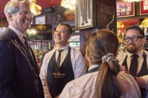 Podcastéri a influenceri sa ocitli na zozname pracovných pozícií Trumpovho Biele...