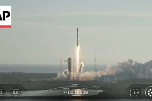 Raketa SpaceX Falcon 9 vypúšťa 28 satelitov Starlink na nízku obežnú dráhu Zeme
