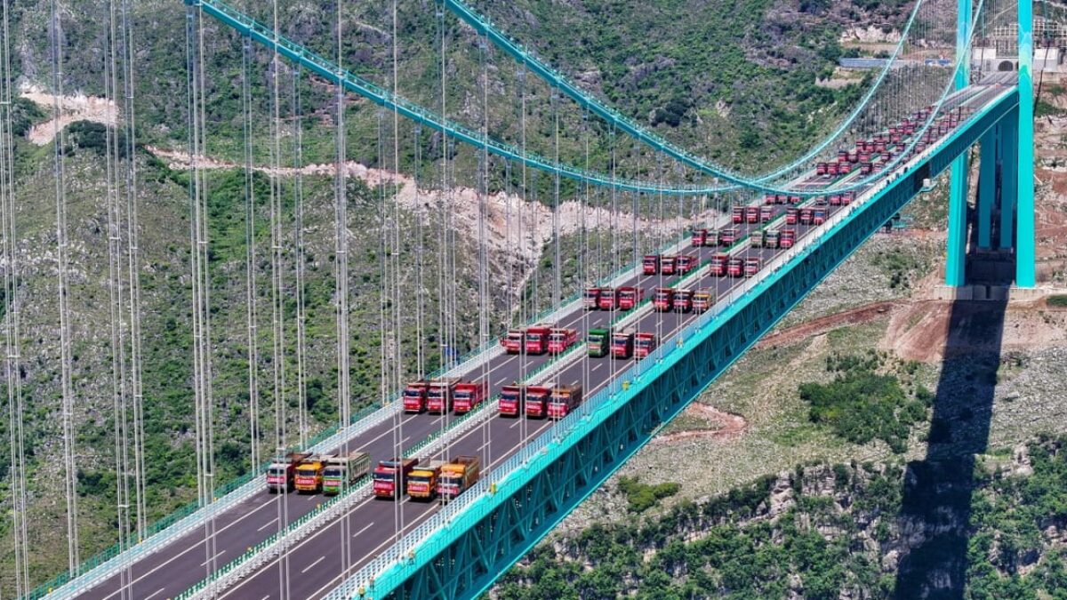 Najvyšší most sveta úspešne absolvoval finálnu skúšku. Pozrite sa, ako Najvyšší most sveta úspešne absolvoval finálnu skúšku. Pozrite sa, ako ho otestovalo 96 nákladných áut.