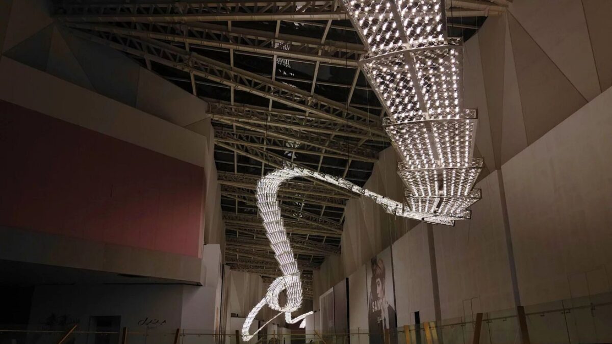 Ako vyzerá najdlhší luster na svete? Takto. Český sklársky unikát Ako vyzerá najdlhší luster na svete? Takto. Český sklársky unikát zdobí obchodné centrum