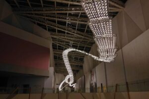 Ako vyzerá najdlhší luster na svete? Takto. Český sklársky unikát zdobí obchodné...