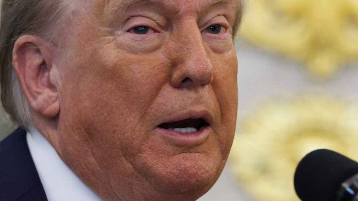 GettyImages-2233410069-e1756919618789.jpg Trump tvrdí, že video s vrecami odpadu vyhadzovanými z okna Bieleho domu bolo vytvorené umelou inteligenciou, ironicky dodáva, že ľudia „vinia AI“, aby zakryli zlé veci.