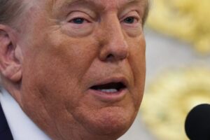 Trump tvrdí, že video s vrecami odpadu vyhadzovanými z okna Bieleho domu bolo vy...