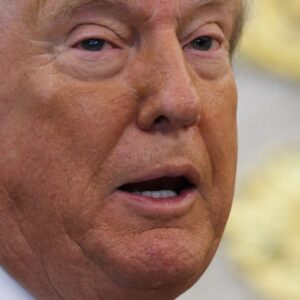 Trump tvrdí, že video s vrecami odpadu vyhadzovanými z okna Bieleho domu bolo vy...