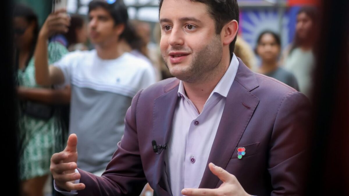 Figma zažíva drvivú porážku pri svojom vstupe na burzu po IPO; CEO Dylan Field sa sústredí na dlhodobú silu AI „zvýšiť strop“.