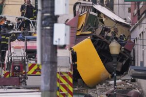 V Lisabone sa vykoľajila a havarovala ikonická lanovka Glória.