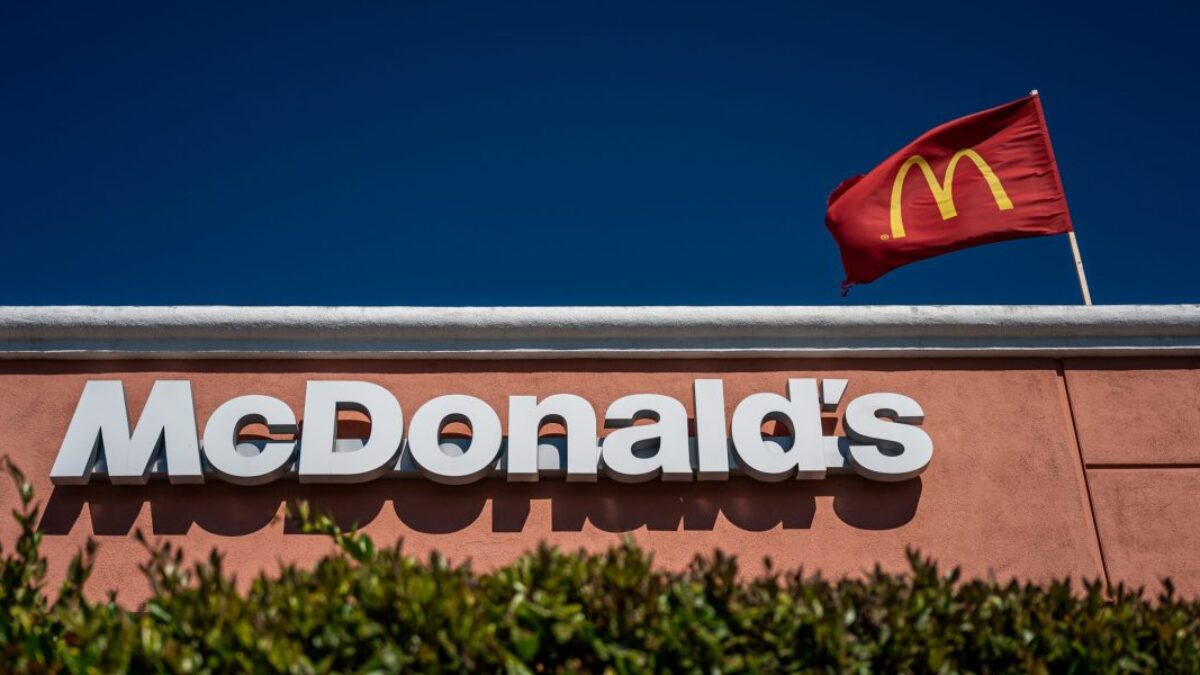 Generálny riaditeľ McDonald’s bojuje s „dvojúrovňovou ekonomikou“ a znižuje ceny na lacných menu.