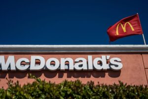 Generálny riaditeľ McDonald’s bojuje s „dvojúrovňovou ekonomikou“ a znižuj...