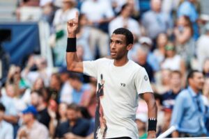 Auger-Aliassime zdolal de Minaura a postúpil do semifinále