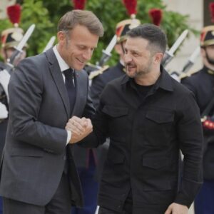 Macron: Európa je pripravená poskytnúť Ukrajine záruky.