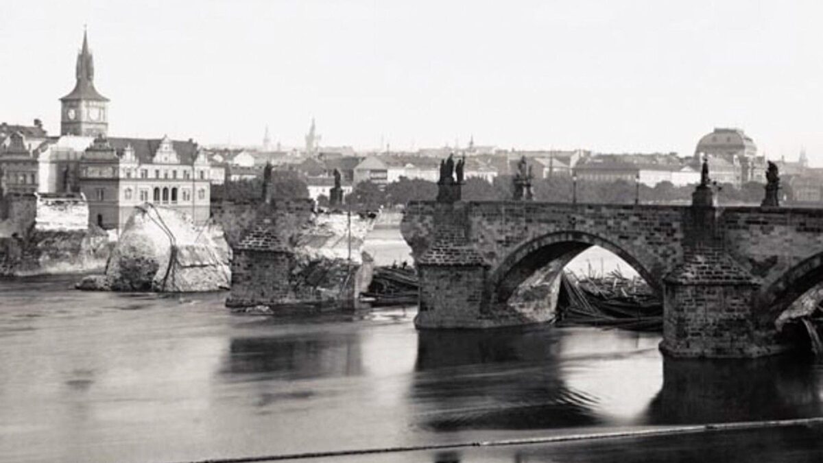 Nebesia chrlili množstvo vody. Rozbúrená Vltava zbúrala Karlov most. Nebesia chrlili množstvo vody. Rozbúrená Vltava zbúrala Karlov most.