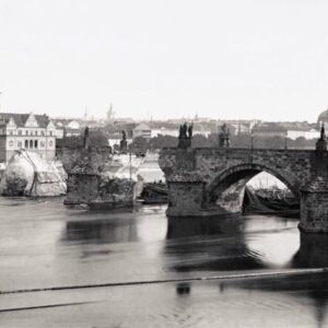 Nebesia chrlili množstvo vody. Rozbúrená Vltava zbúrala Karlov most.