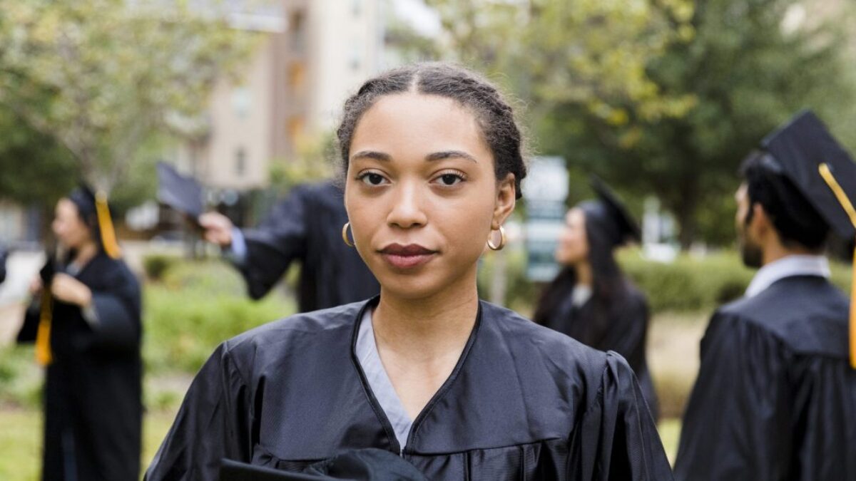 Absolventi sa hrnú na tento podnikateľský titul s malými alebo žiadnymi pracovnými skúsenosťami uprostred ťažkého trhu práce.