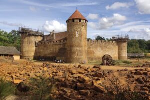 Keď ožije stredovek. Vo Francúzsku už 25 rokov stavajú hrad tradičnými technikam...