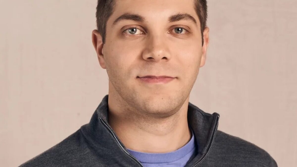 Philip Clark z Thrive Capital bol povýšený na partnera.